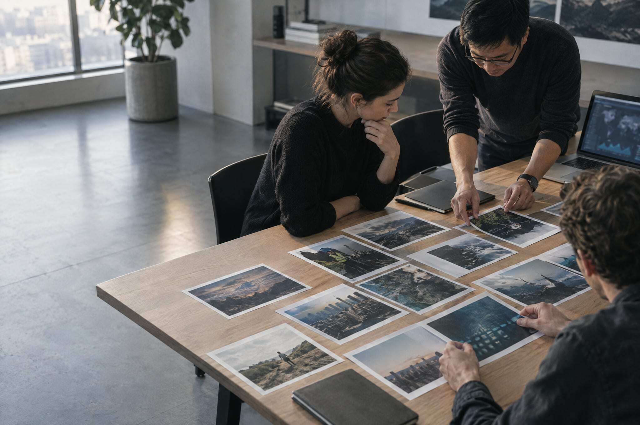 Un equipo revisa fotografías impresas de campaña sobre una mesa grande